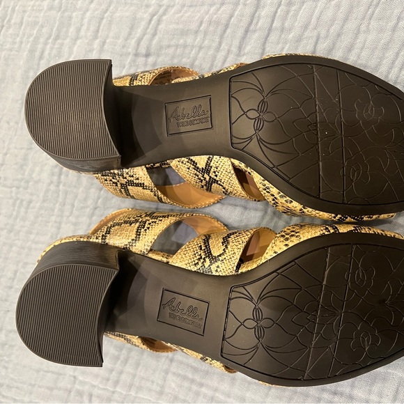 Abella True Comfort - Carly, Nat Python heel sandals - Picture 4 of 5